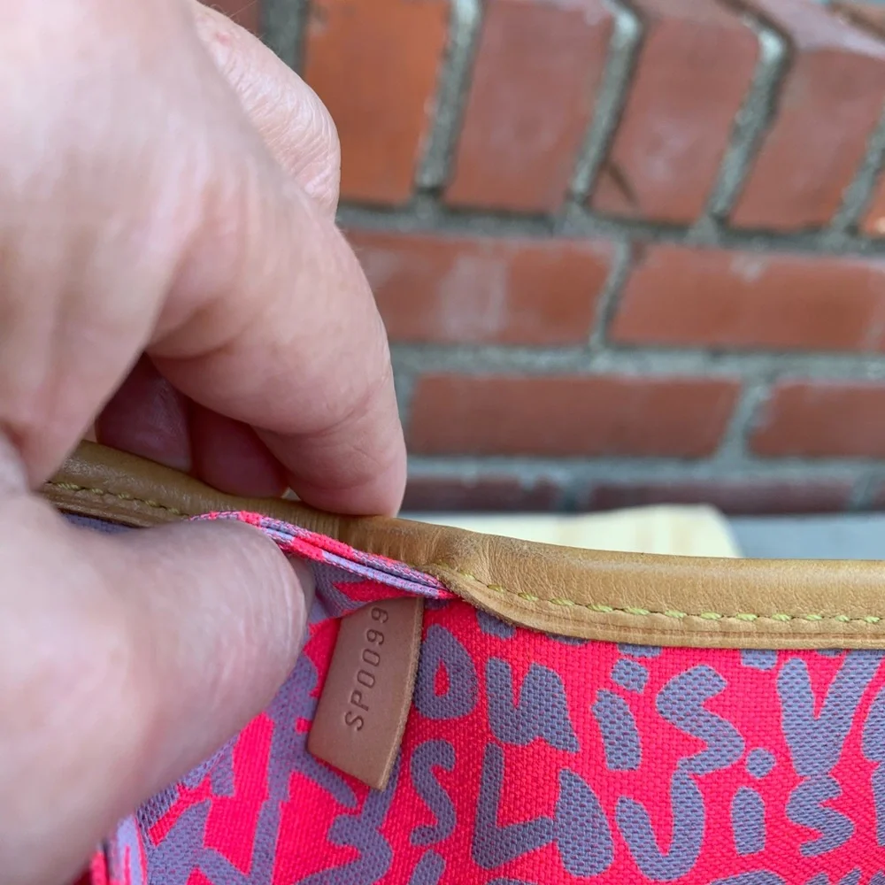LOUIS VUITTON
Limited Edition Fuchsia Stephen Sprouse Graffiti Neverfull GM Bag - Picture 16 of 16